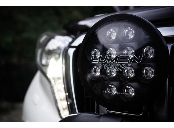 Lumen Cyclops9 Midnight LED fjernlys Rundt design, sort reflektor og kraftig 
