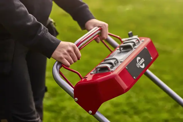 Cramer Optimus ATM53A gressklipper med batterier og lader 