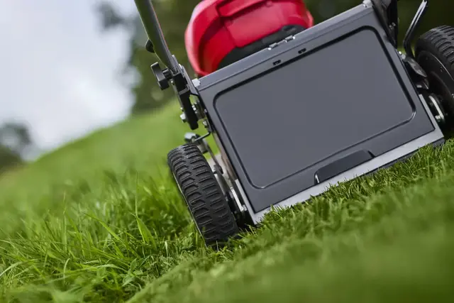 Cramer Optimus ATM53A gressklipper med batterier og lader 
