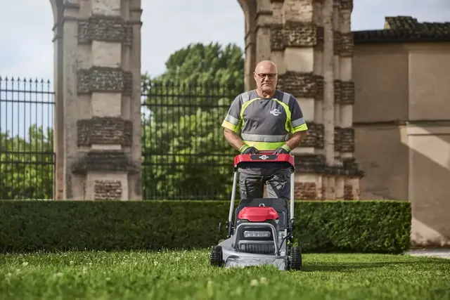 Cramer Optimus ATM53A gressklipper med batterier og lader 