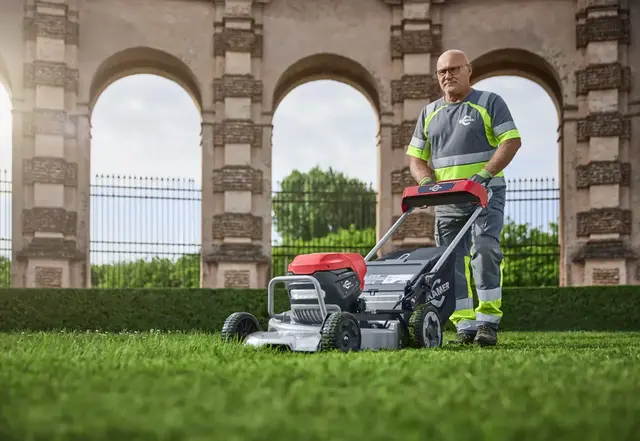 Cramer Optimus ATM53A gressklipper med batterier og lader 