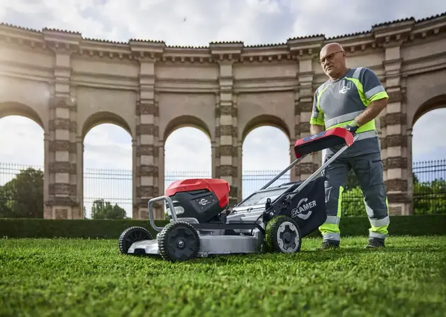 Cramer Optimus ATM53A gressklipper med batterier og lader 