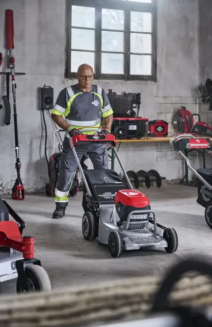 Cramer Optimus ATM53A gressklipper med batterier og lader 
