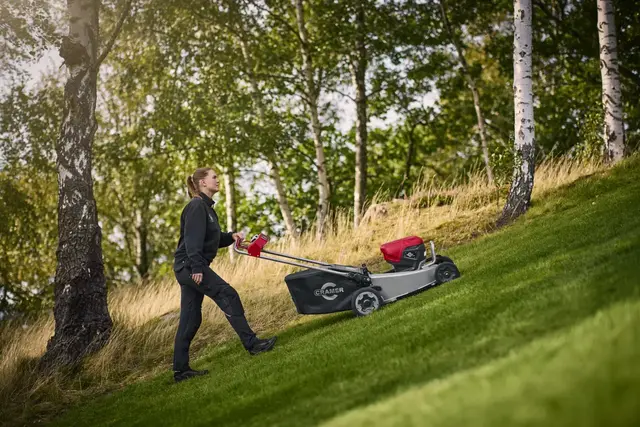 Cramer Optimus ATM53A gressklipper med batterier og lader 
