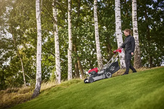 Cramer Optimus ATM53A gressklipper med batterier og lader 