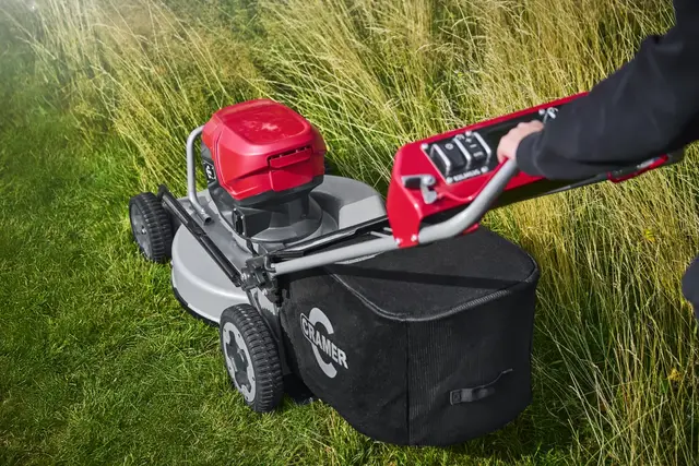 Cramer Optimus ATM53A gressklipper med batterier og lader 