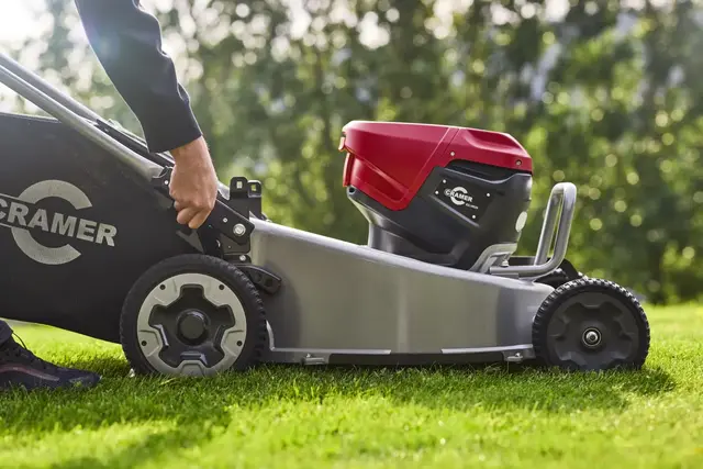 Cramer Optimus ATM53A gressklipper med batterier og lader 