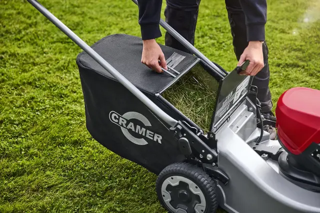 Cramer Optimus ATM53A gressklipper med batterier og lader 