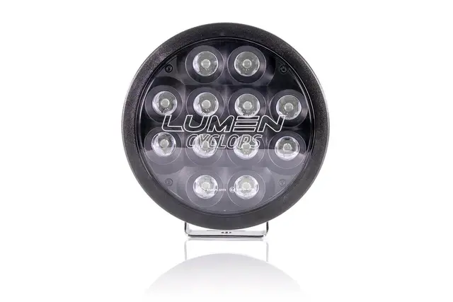 Lumen Cyclops9 Midnight LED fjernlys Rundt design, sort reflektor og kraftig 
