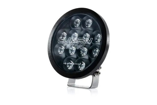 Lumen Cyclops9 Midnight LED fjernlys Rundt design, sort reflektor og kraftig 