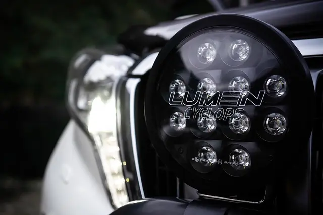 Lumen Cyclops9 Midnight LED fjernlys Rundt design, sort reflektor og kraftig 