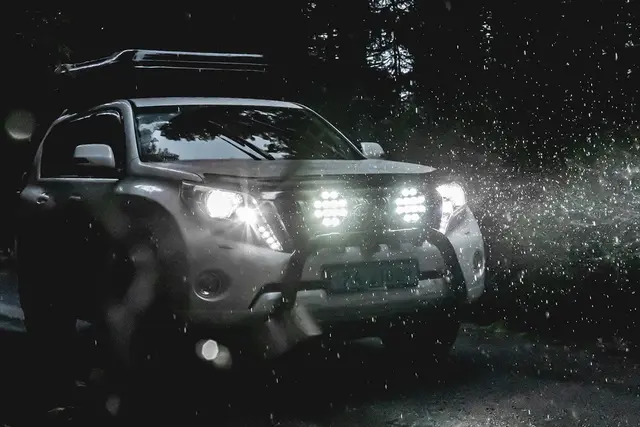Lumen Cyclops9 Midnight LED fjernlys Rundt design, sort reflektor og kraftig 