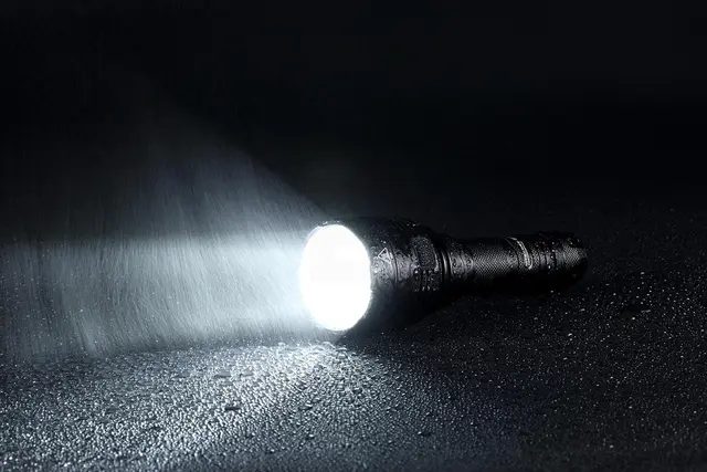Nitecore P30 LED lommelykt Kraftig LED lommelykt med 618m 