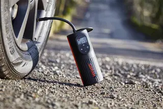 Osram Tyreinflate 2000 dekkpumpe Praktisk dekkpumpe fra Osram