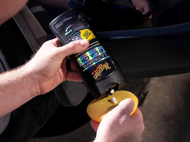 Meguiars Ultimate Black Plastic Restorer Fornyer plast og vinyl. 355ml 