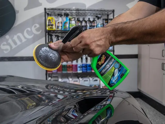 Meguiar’s Hybrid Ceramic Quik Clay kit Et sett med smøremiddel og Clay 