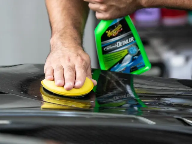 Meguiar’s Hybrid Ceramic Quik Clay kit Et sett med smøremiddel og Clay 