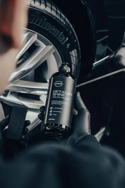 Nasiol DetailerShine 0,5 l Glansfornyer for dekk og utvendige plast 