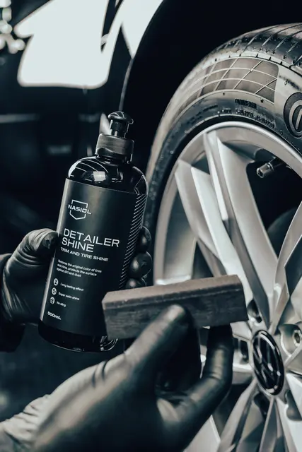 Nasiol DetailerShine 0,5 l Glansfornyer for dekk og utvendige plast 