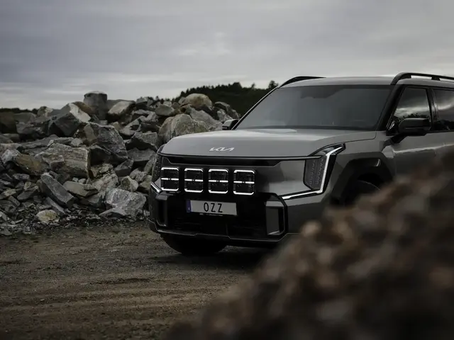 OZZ SQR 9" fjernlys 210mm Med park- og varsellys, sort hus 