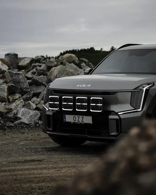 OZZ SQR 9" fjernlys 210mm Med park- og varsellys, sort hus 