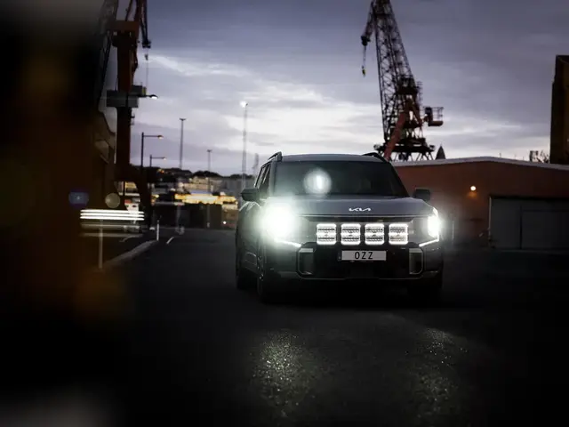 OZZ SQR 9" fjernlys 210mm Med park- og varsellys, sort hus 