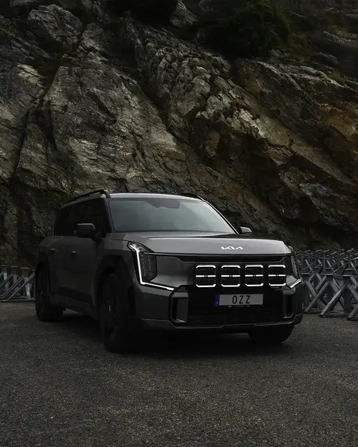 OZZ SQR 9" fjernlys 210mm Med park- og varsellys, sort hus 