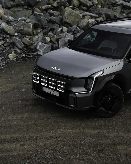 OZZ SQR 9" fjernlys 210mm Med park- og varsellys, sort hus 