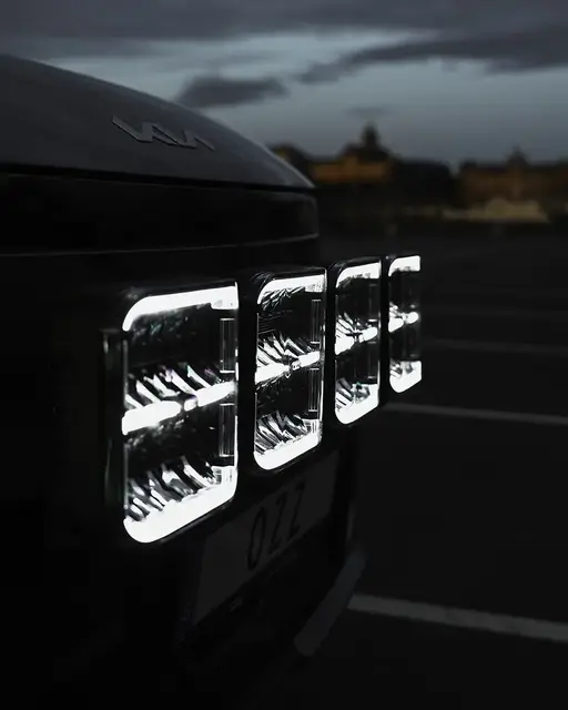 OZZ SQR 9" fjernlys 210mm Med park- og varsellys, sort hus 