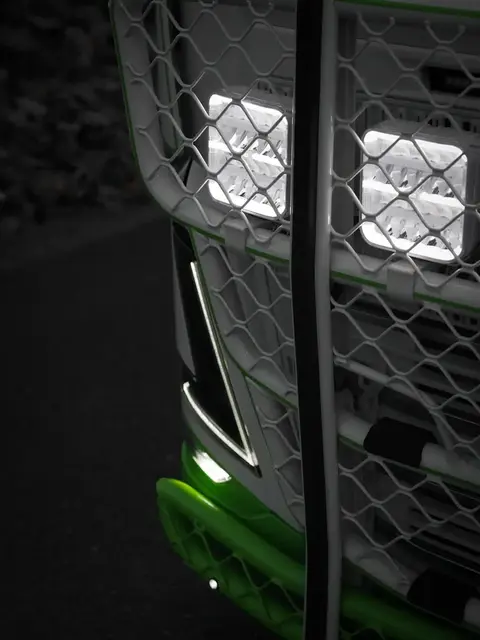 OZZ SQR 9" fjernlys 210mm Med park- og varsellys, hvitt hus 