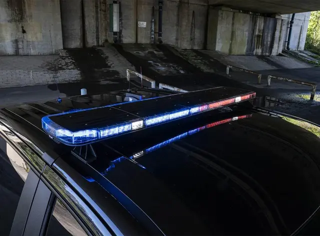 Whelen® Edge 9XS 54" 12V 137cm. 8 Moduler gult. Med justerbar fot 