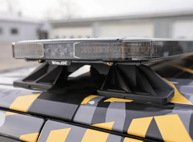 Whelen® Legacy 54" 12V 137cm. 8 Moduler gult. Med justerbar fot 