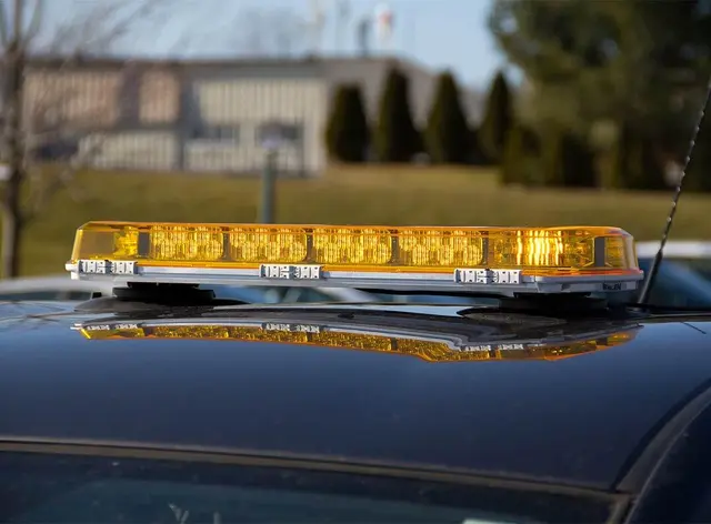 Whelen® Mini Century 23" 12V 58cm. 8 Moduler gult. Med magnet fot 