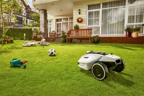 Mammotion Yuka 2000 robotklipper Solid kabelfri robotklipper - 2000 m2